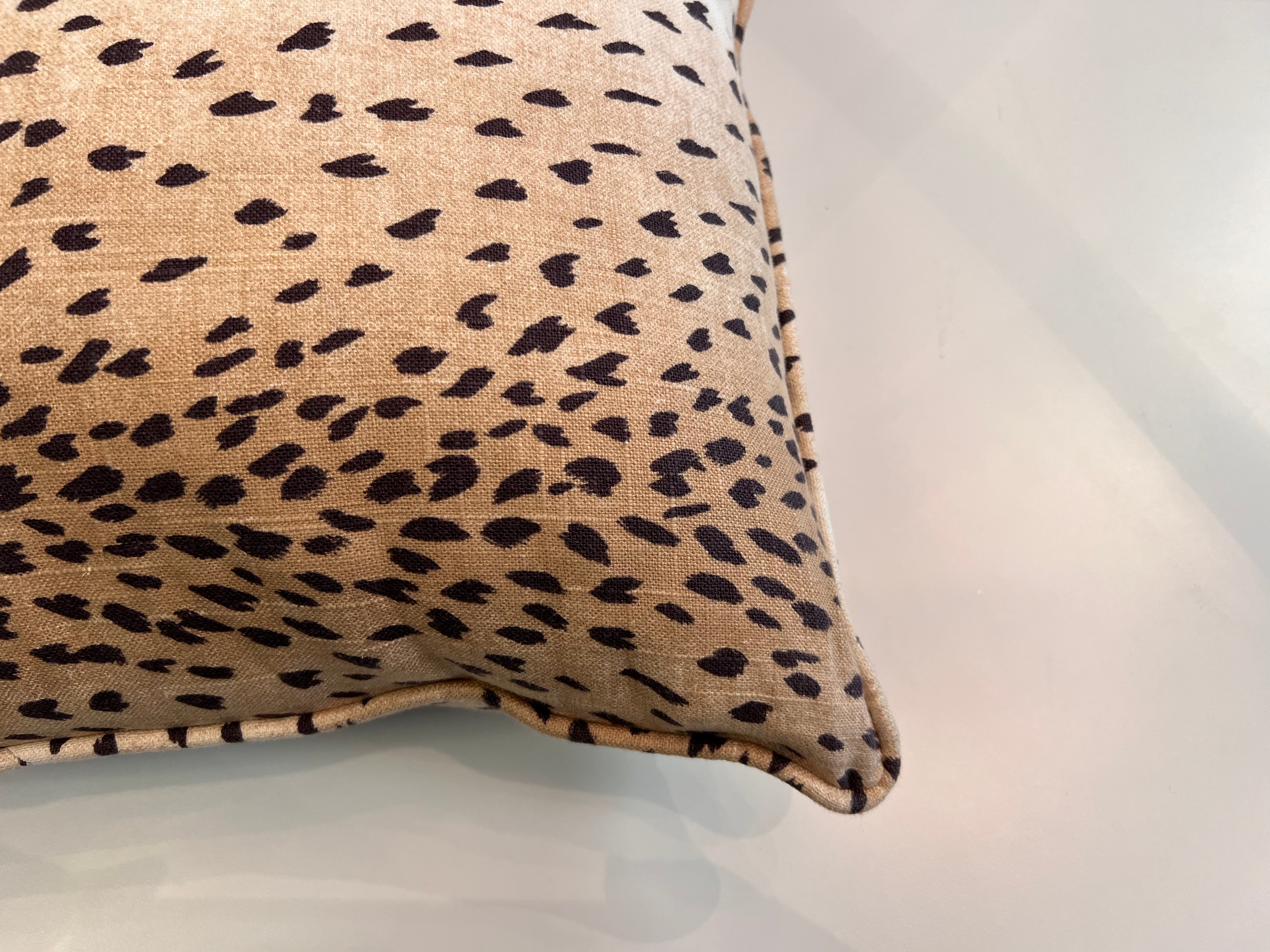 Antelope Pillow with Piping | 20"x20"
